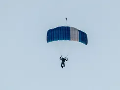 Sky diving with title=